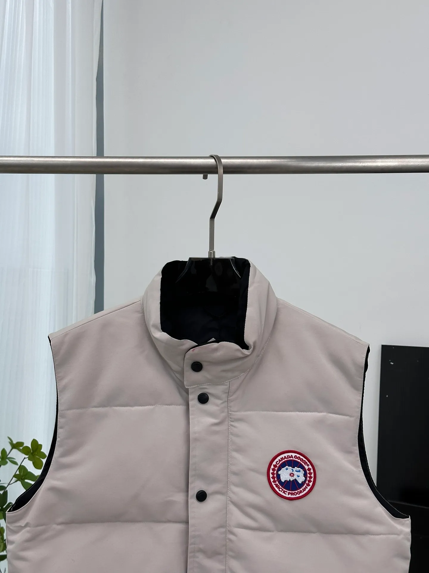 P380 [𝗖𝗮𝗻𝗮𝗱𝗲 𝗚𝗼𝗼𝘀𝗲] Canada Goose Couple Vest for Men and Women. 1⃣️Imported Behringer embroidery machine customized 10,000-needle embroidery logo 2⃣️Imported 18-count polyester-cotton blended original fabric 3⃣️Authentic official website synchronized with the new national standard 80% white duck down 4⃣️100% nylon nylon lining with double double-layer sealing design 5⃣️Yoshida YKK customers provide original factory customized electroplating sliders 6⃣️All auxiliary materials and hardware are disassembled and customized! 1:1 restore the official website Color: off-white, leather pink, bright red, sapphire blue, navy blue, black 𝗦𝗜𝗭𝗘:𝗫𝗦-𝗫𝗫𝗟